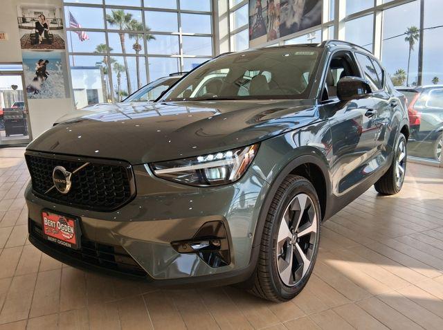 2026 Volvo XC40 Plus, B5 AWD Gas (mild hybrid), Dark