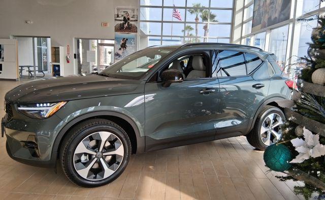 2026 Volvo XC40 Plus, B5 AWD Gas (mild hybrid), Dark