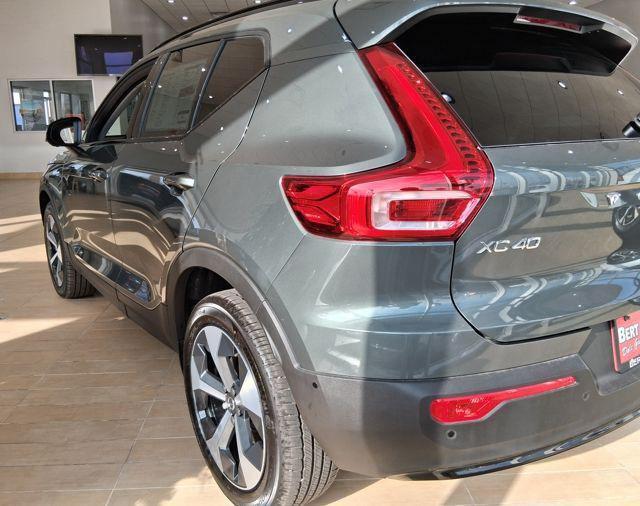 2026 Volvo XC40 Plus, B5 AWD Gas (mild hybrid), Dark
