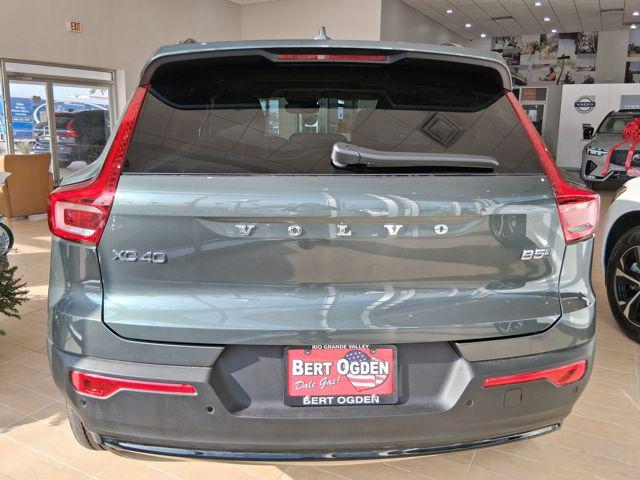 2026 Volvo XC40 Plus, B5 AWD Gas (mild hybrid), Dark