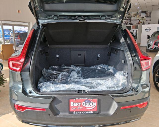 2026 Volvo XC40 Plus, B5 AWD Gas (mild hybrid), Dark