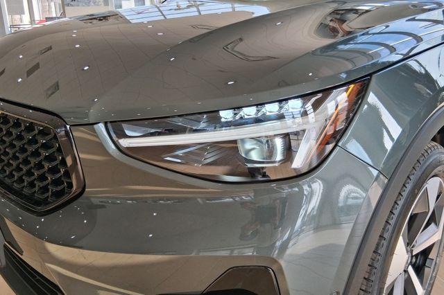 2026 Volvo XC40 Plus, B5 AWD Gas (mild hybrid), Dark
