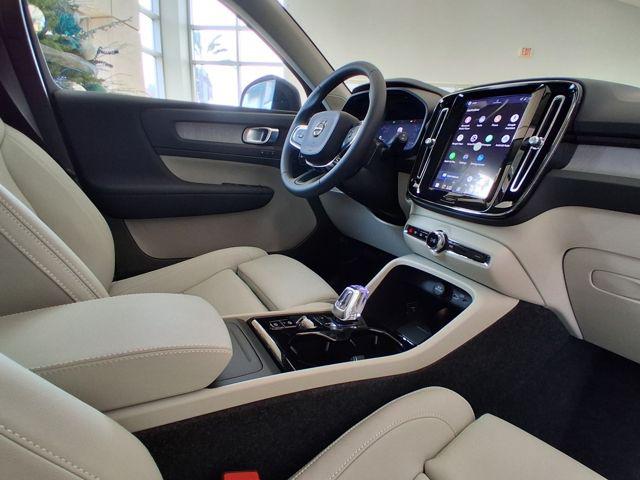 2026 Volvo XC40 Plus, B5 AWD Gas (mild hybrid), Dark