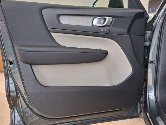 2026 Volvo XC40 Plus, B5 AWD Gas (mild hybrid), Dark