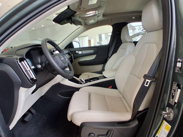 2026 Volvo XC40 Plus, B5 AWD Gas (mild hybrid), Dark