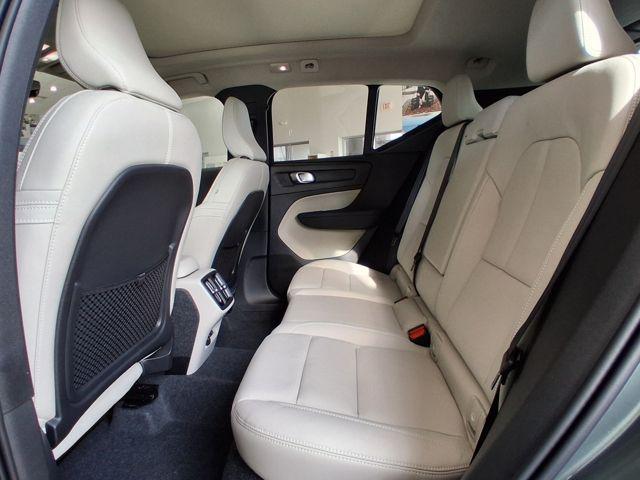2026 Volvo XC40 Plus, B5 AWD Gas (mild hybrid), Dark