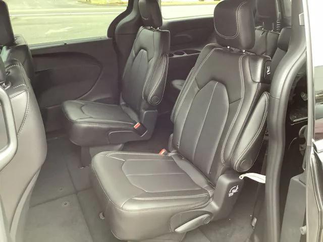 2026 Chrysler Pacifica Select AWD