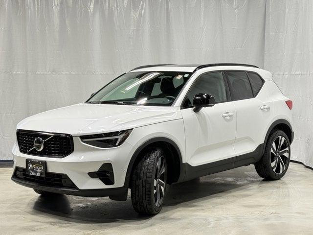 2024 Volvo XC40 B5 Ultimate Dark Theme