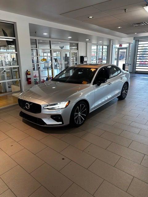 2022 Volvo S60 B5 Momentum 2022 Volvo S60 B5 Momentum
