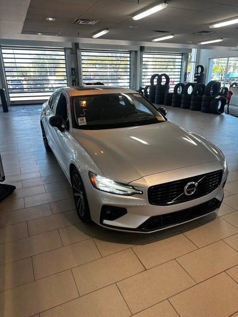 2022 Volvo S60 B5 Momentum 2022 Volvo S60 B5 Momentum