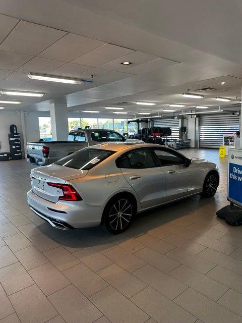 2022 Volvo S60 B5 Momentum 2022 Volvo S60 B5 Momentum