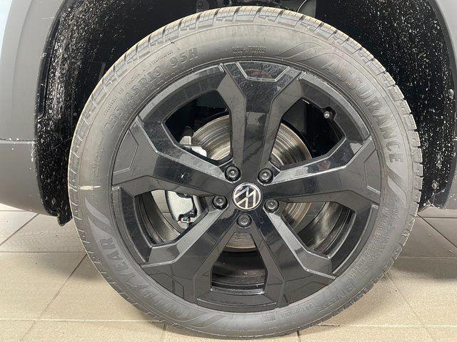 2026 Volkswagen Taos SE Black
