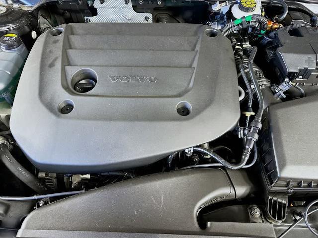 2023 Volvo XC40 B5 Plus Dark Theme