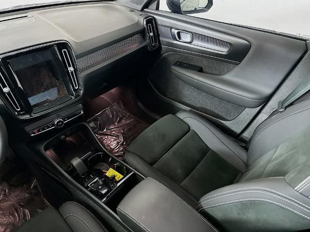 2023 Volvo XC40 B5 Plus Dark Theme