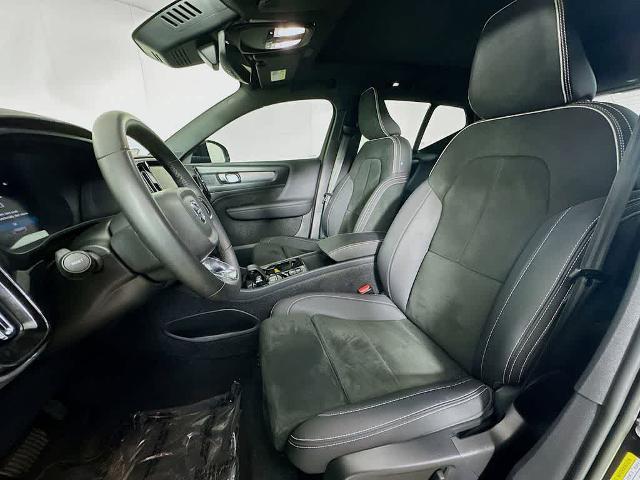 2023 Volvo XC40 B5 Plus Dark Theme