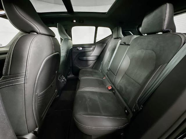 2023 Volvo XC40 B5 Plus Dark Theme