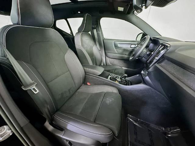 2023 Volvo XC40 B5 Plus Dark Theme