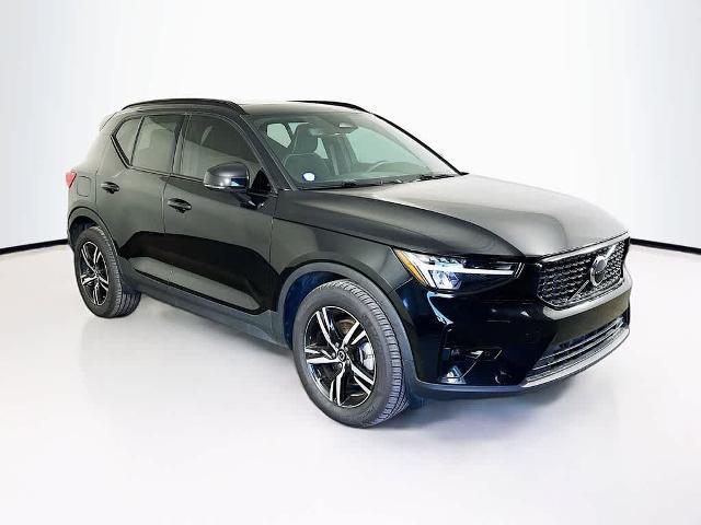 2023 Volvo XC40 B5 Plus Dark Theme