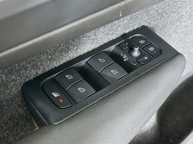 2023 Volvo XC40 B5 Plus Dark Theme