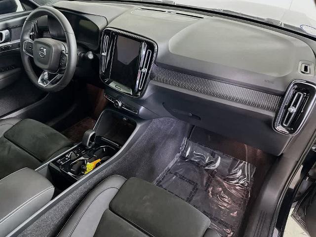 2023 Volvo XC40 B5 Plus Dark Theme