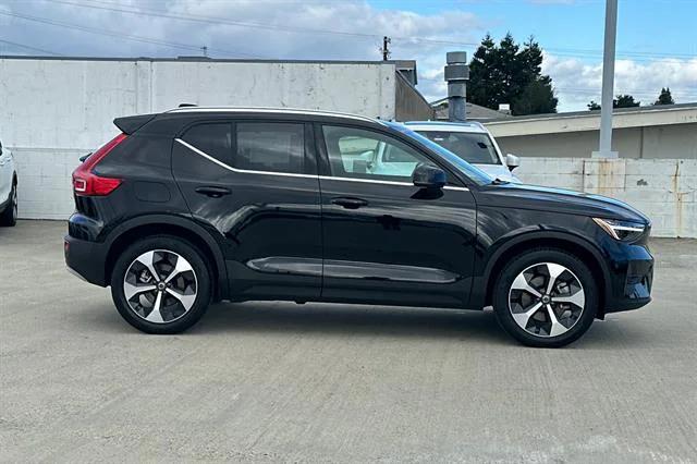 2025 Volvo XC40 B5 Plus Bright Theme 2025 Volvo XC40 B5 Plus Bright Theme