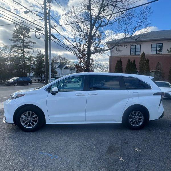 2024 Toyota Sienna LE