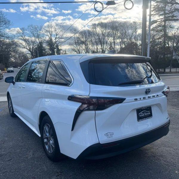 2024 Toyota Sienna LE