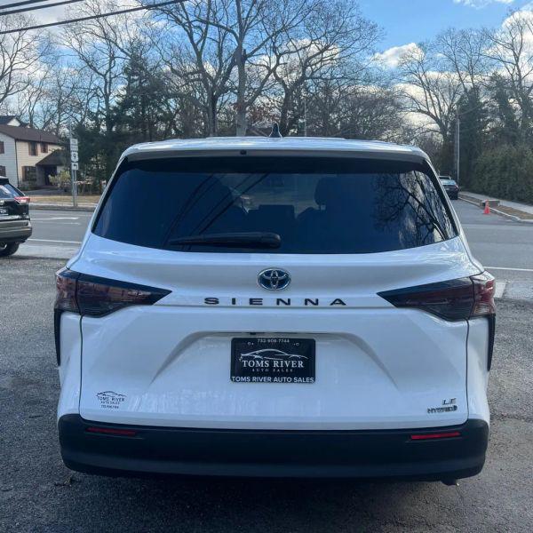 2024 Toyota Sienna LE