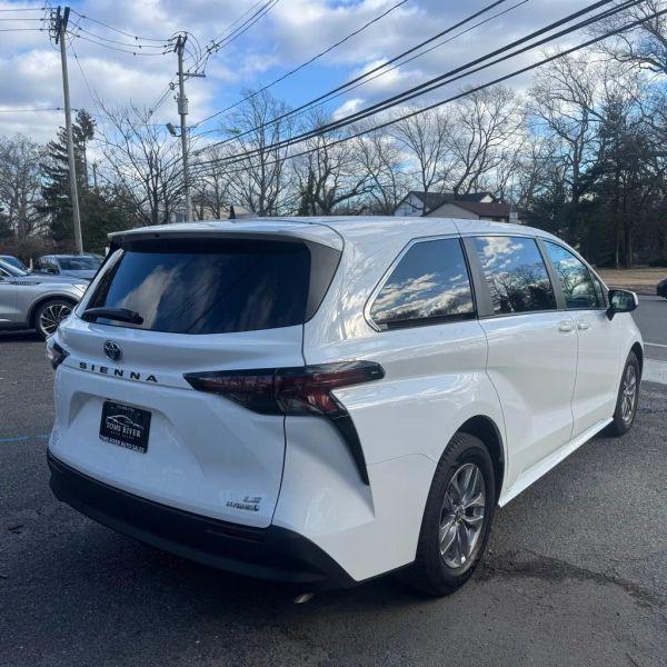 2024 Toyota Sienna LE