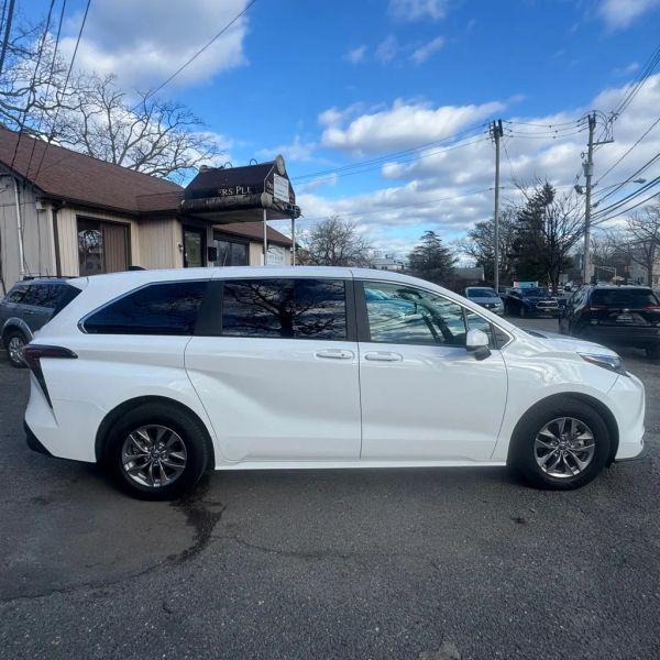 2024 Toyota Sienna LE