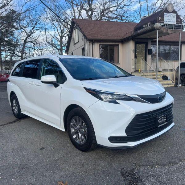 2024 Toyota Sienna LE
