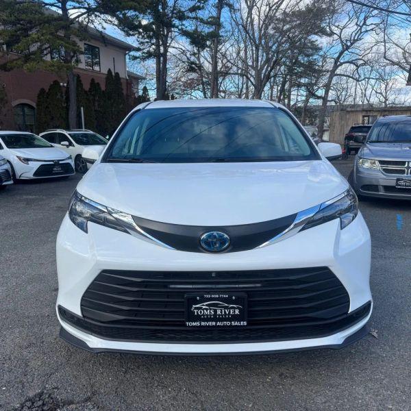 2024 Toyota Sienna LE