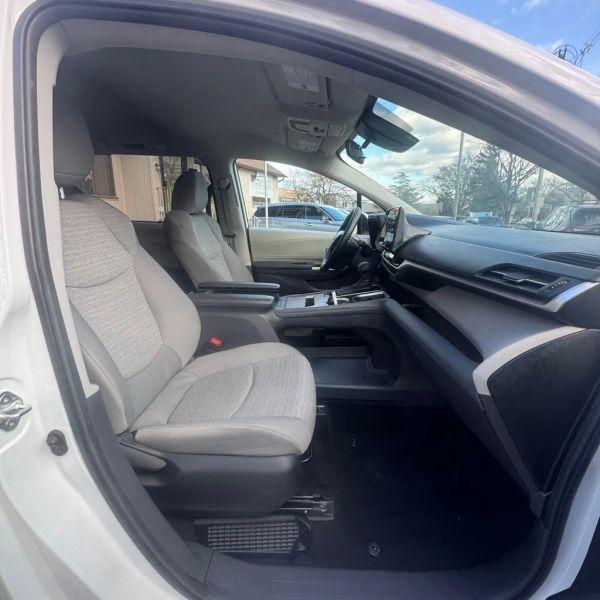 2024 Toyota Sienna LE