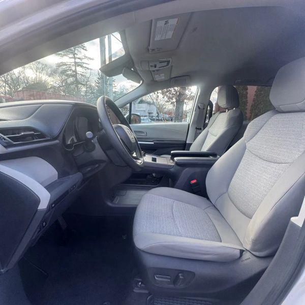 2024 Toyota Sienna LE