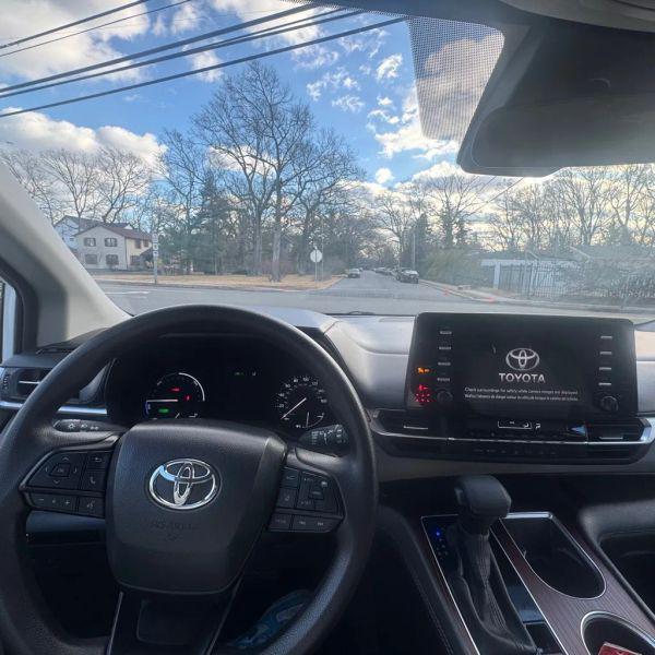 2024 Toyota Sienna LE