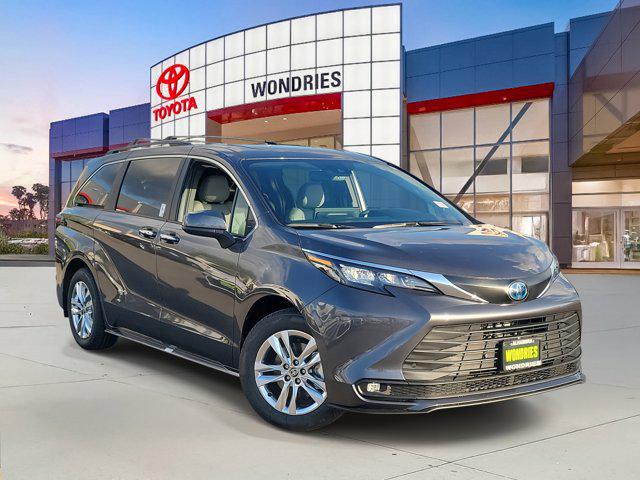 2025 Toyota Sienna XLE's photo