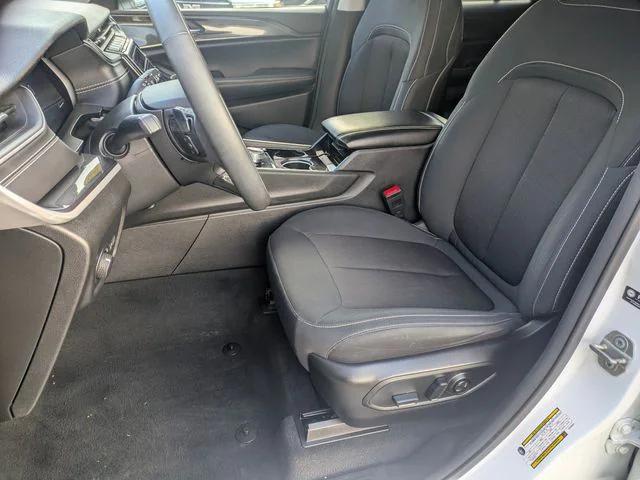2023 Jeep Grand Cherokee Laredo 4x4