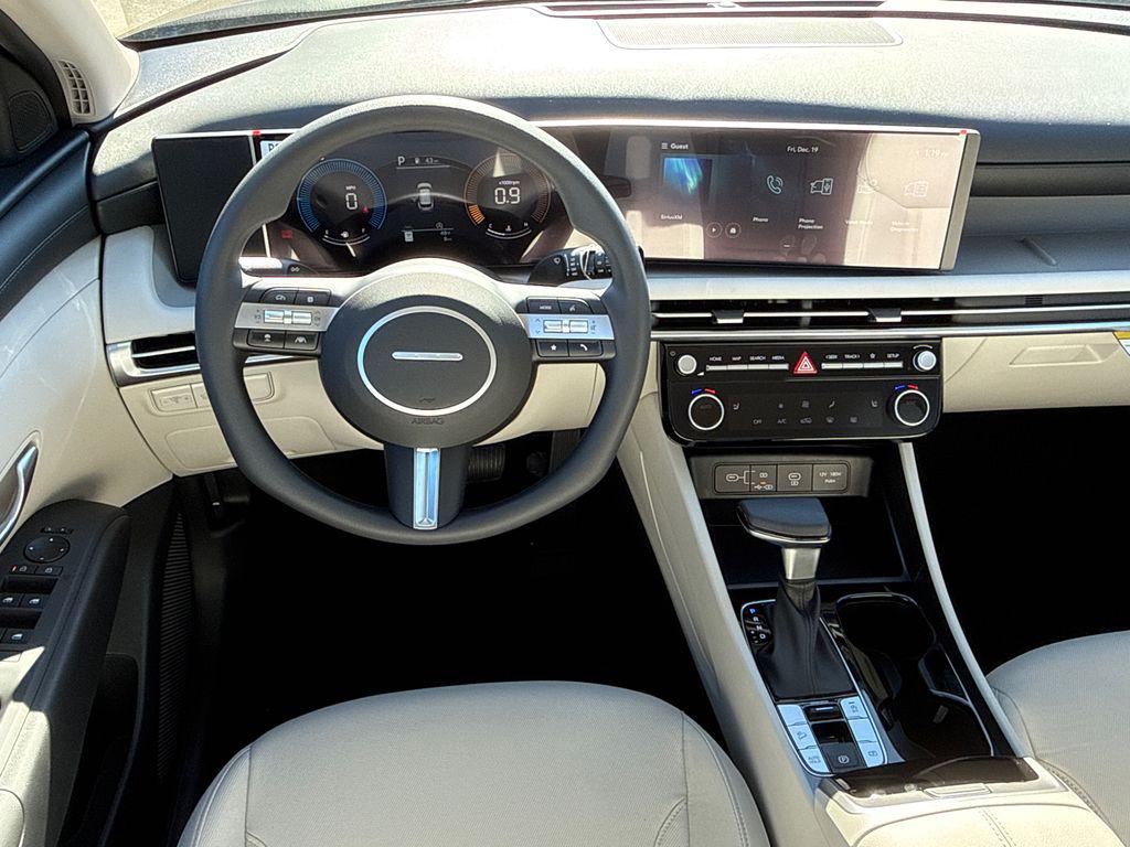 New 2026 Phantom Black HYUNDAI SEL FWD image 23
