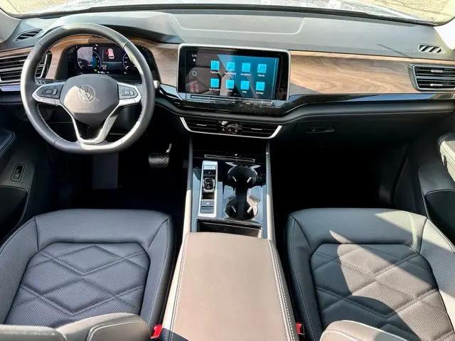 2026 Volkswagen Atlas SE with Technology