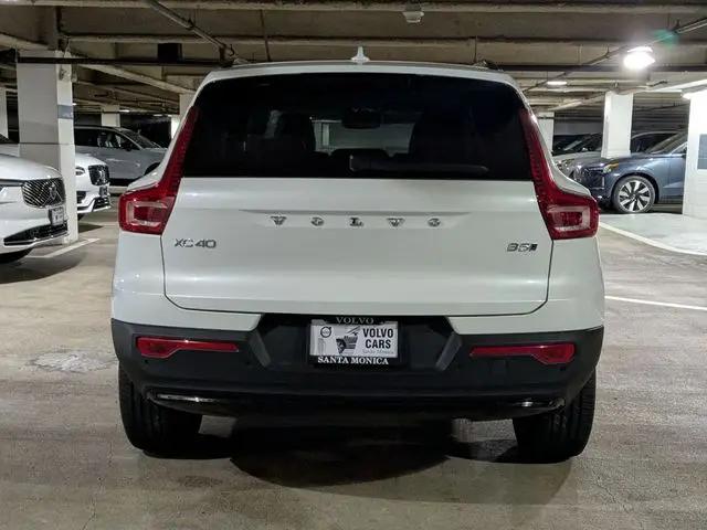 2026 Volvo XC40 Plus, B5 AWD Gas (mild hybrid), Dark