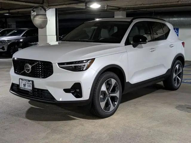 2026 Volvo XC40 Plus, B5 AWD Gas (mild hybrid), Dark