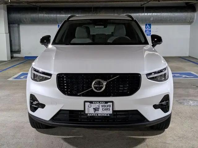 2026 Volvo XC40 Plus, B5 AWD Gas (mild hybrid), Dark