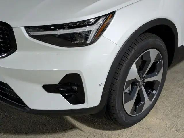 2026 Volvo XC40 Plus, B5 AWD Gas (mild hybrid), Dark