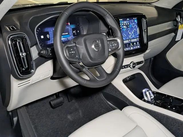 2026 Volvo XC40 Plus, B5 AWD Gas (mild hybrid), Dark