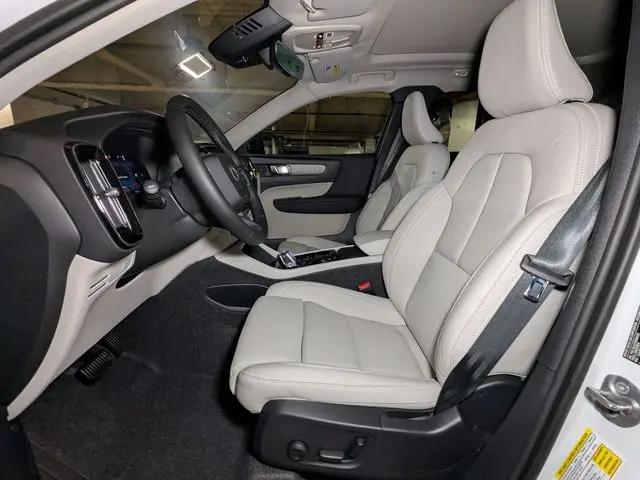2026 Volvo XC40 Plus, B5 AWD Gas (mild hybrid), Dark