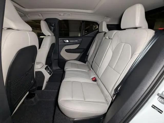 2026 Volvo XC40 Plus, B5 AWD Gas (mild hybrid), Dark