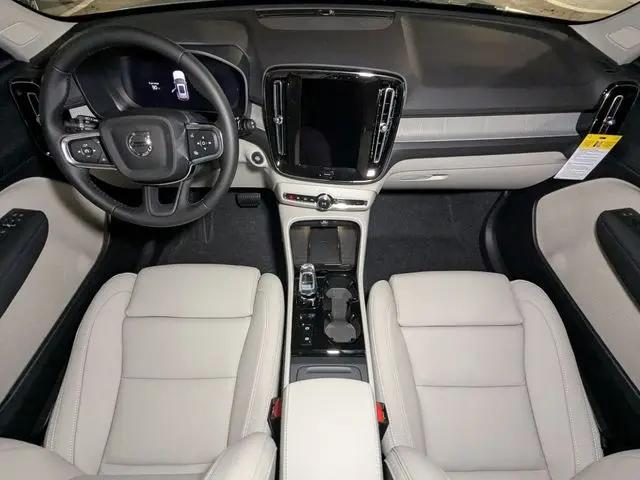 2026 Volvo XC40 Plus, B5 AWD Gas (mild hybrid), Dark