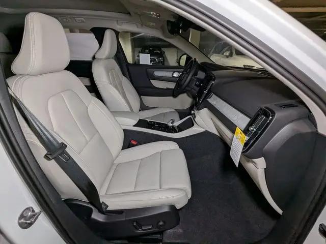 2026 Volvo XC40 Plus, B5 AWD Gas (mild hybrid), Dark