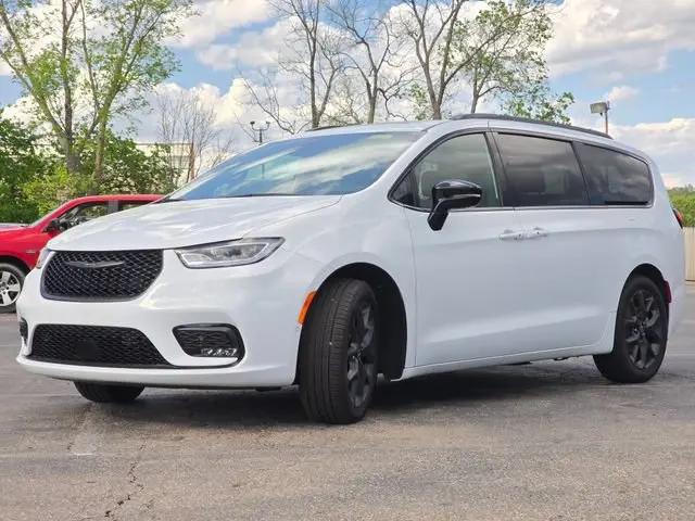 2026 Chrysler Pacifica Select