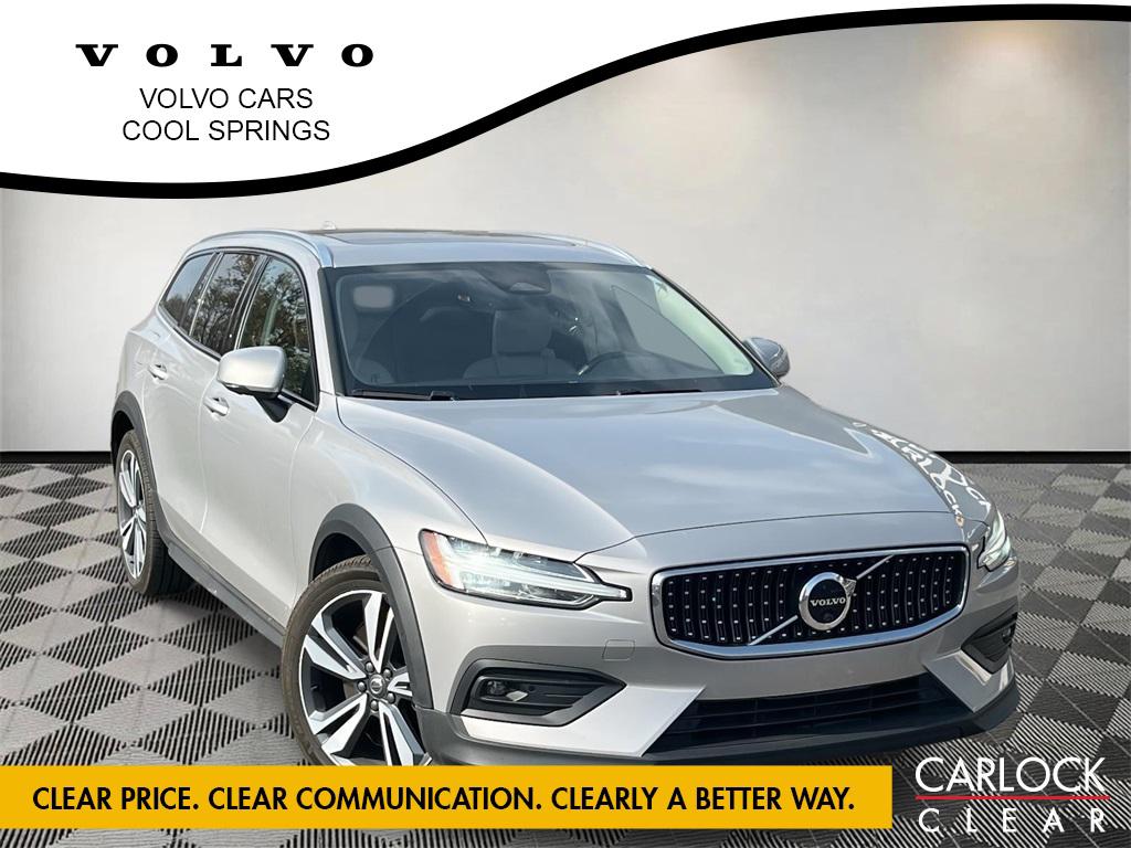 2023 Volvo V60 Cross Country Plus's photo